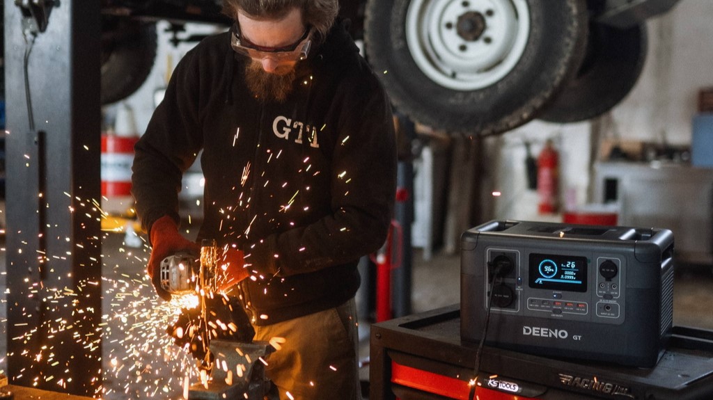 Miroslav Baca testing Deeno X1500 charging station from Enterra company using angle grinder