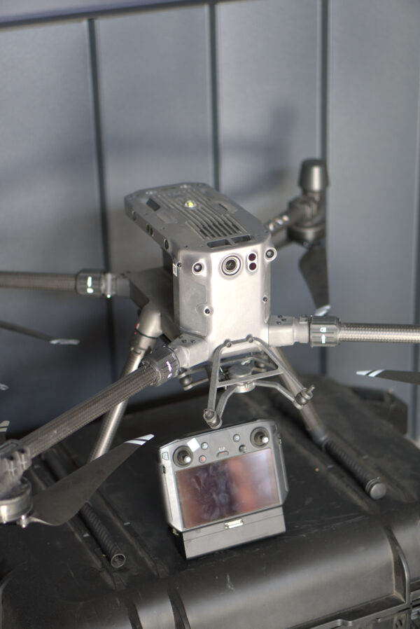 DJI Matrice 300 RTK + zariadenie na čistenie fasád